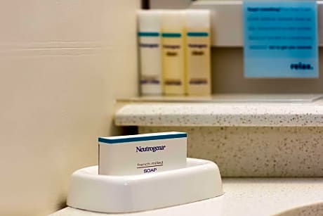1 King Mobility Access With Tub Nonsmoking
