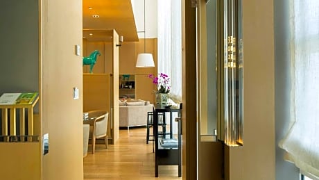 1 King Bed Atrium View