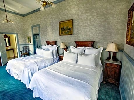 Deluxe Queen Room with Two Queen Beds