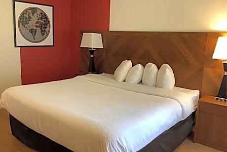 1 King Bed River View Non-Smoking