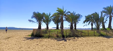 chambres bleues côté plage et aéroport climatisées et parking gratuit