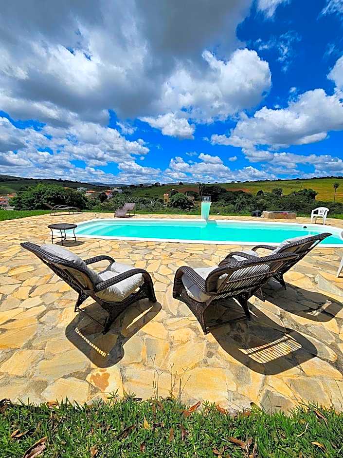 Chalés Vila Carrancas - Ao lado do centro com piscina, cozinha completa e muita tranquilidade