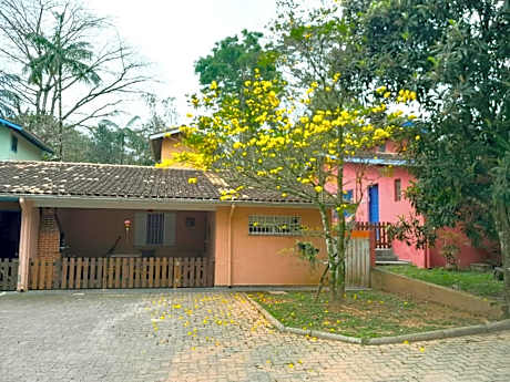 Aconchego 3 dorms, piscina, churrasq em Condomínio Fechado