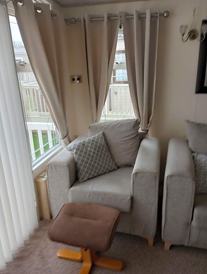 Luxury 2 bedroom caravan with large decking Close to beach