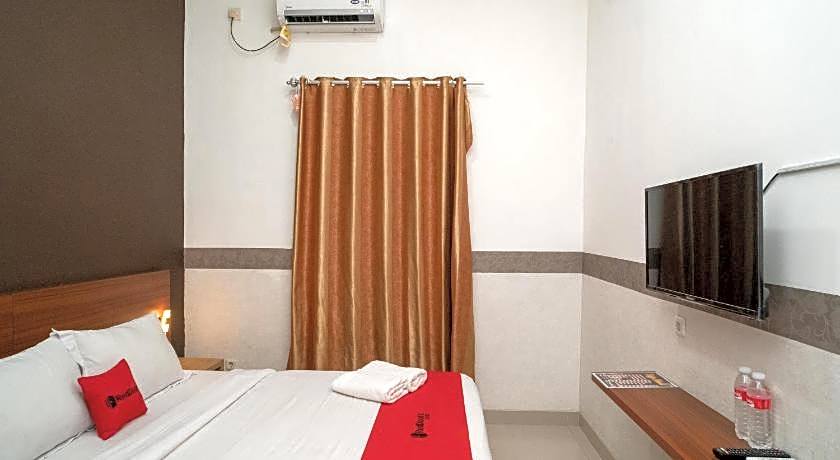 RedDoorz Syariah near Kota Cinema Mall Jatiasih