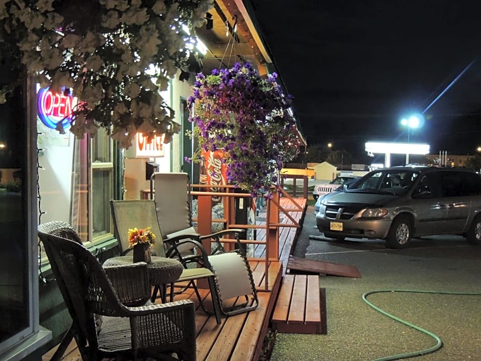 100 Mile Motel & RV Park