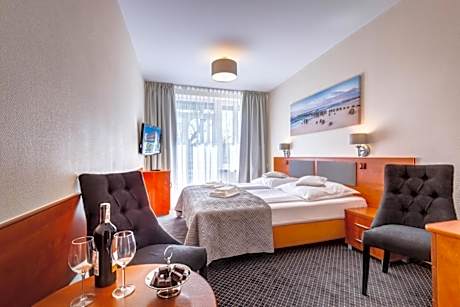 Deluxe Double Room (2 Adults + 1 Child)