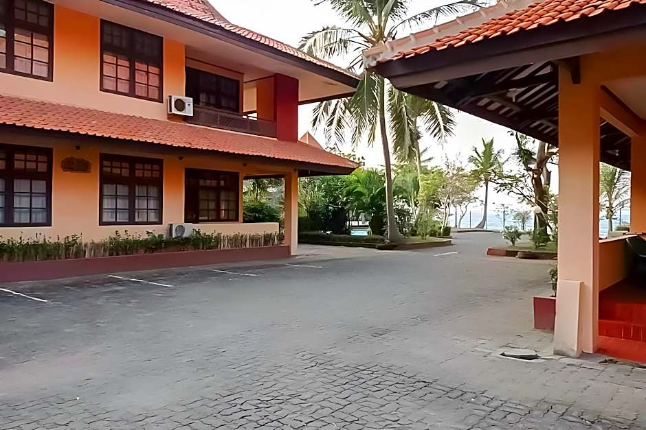 RedDoorz Plus near Tugu Mercusuar Anyer