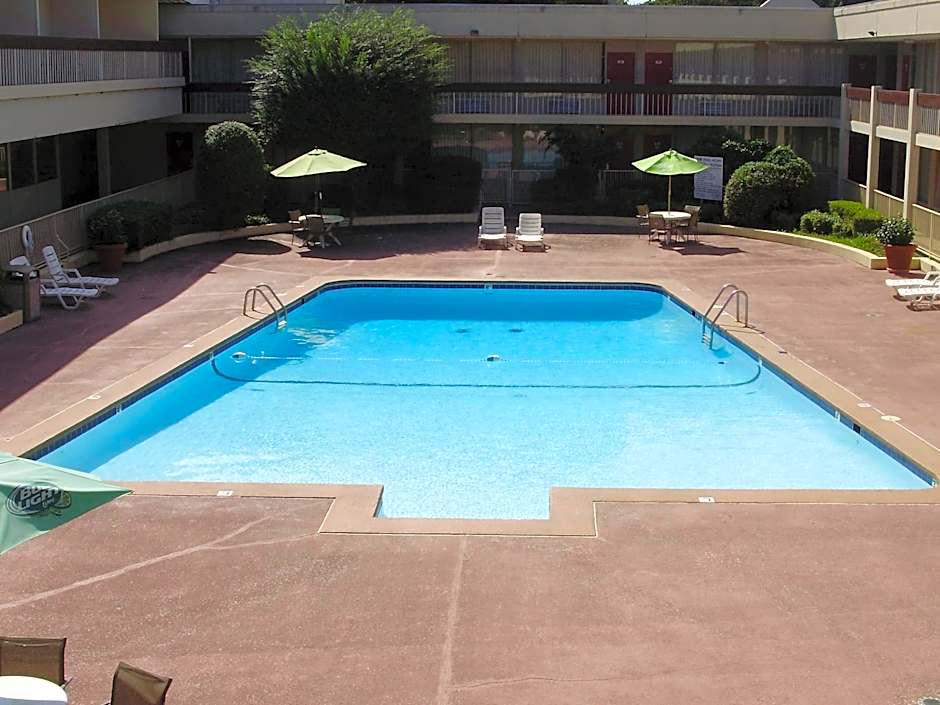 Trade Winds Central Inn