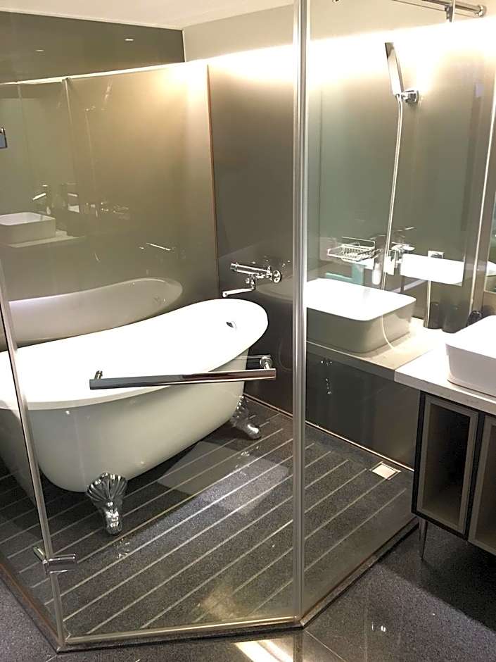 Amici Hotel Six Star Hostel
