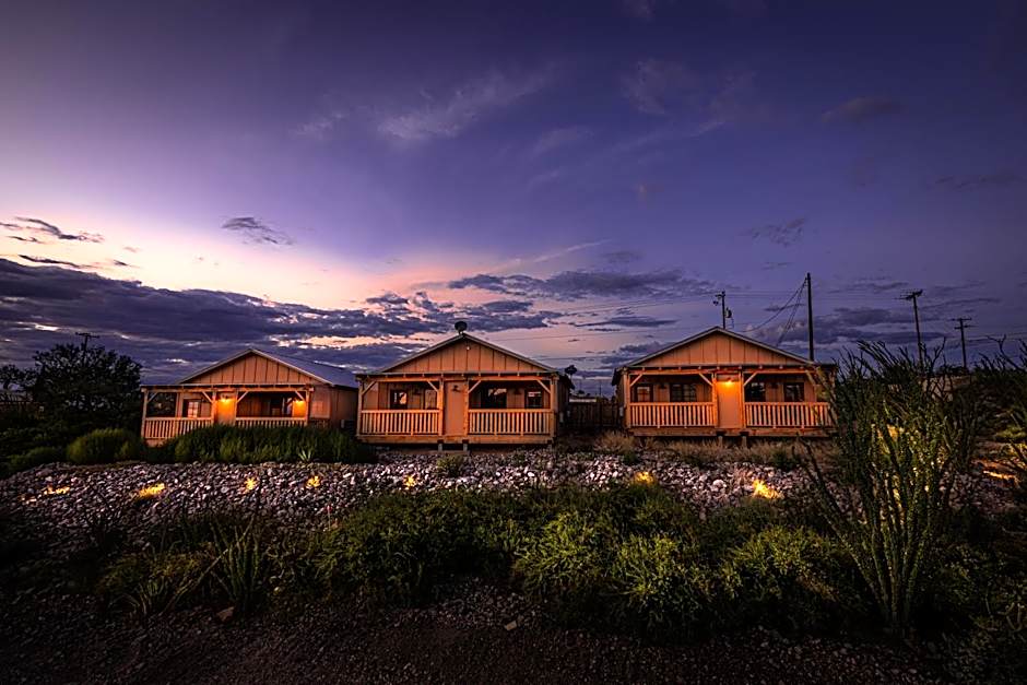 -Pet Friendly- Miners Cabin #5 -Two Double Beds - Private Balcony