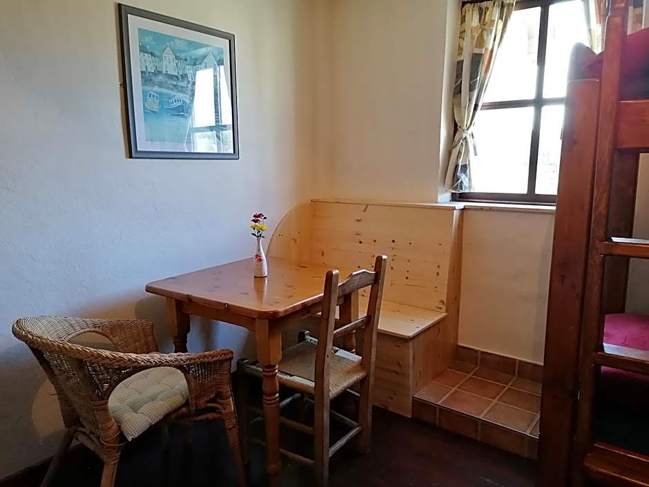 Aille River Tourist Hostel and Campsite Doolin