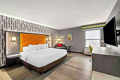 1 King Mobility Access With Tub Nonsmoking