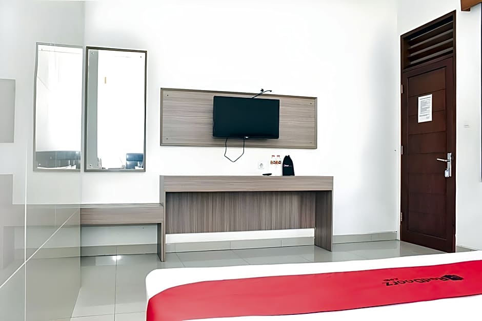 RedDoorz near Alun Alun Wonosobo