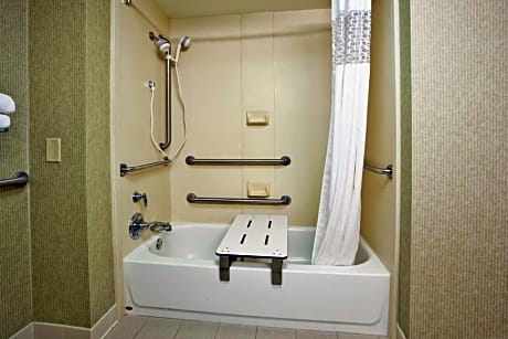 2 queens mobility access w/tub nonsmoking - microwv/fridge/hdtv/work area - free wi-fi/hot breakfast included -