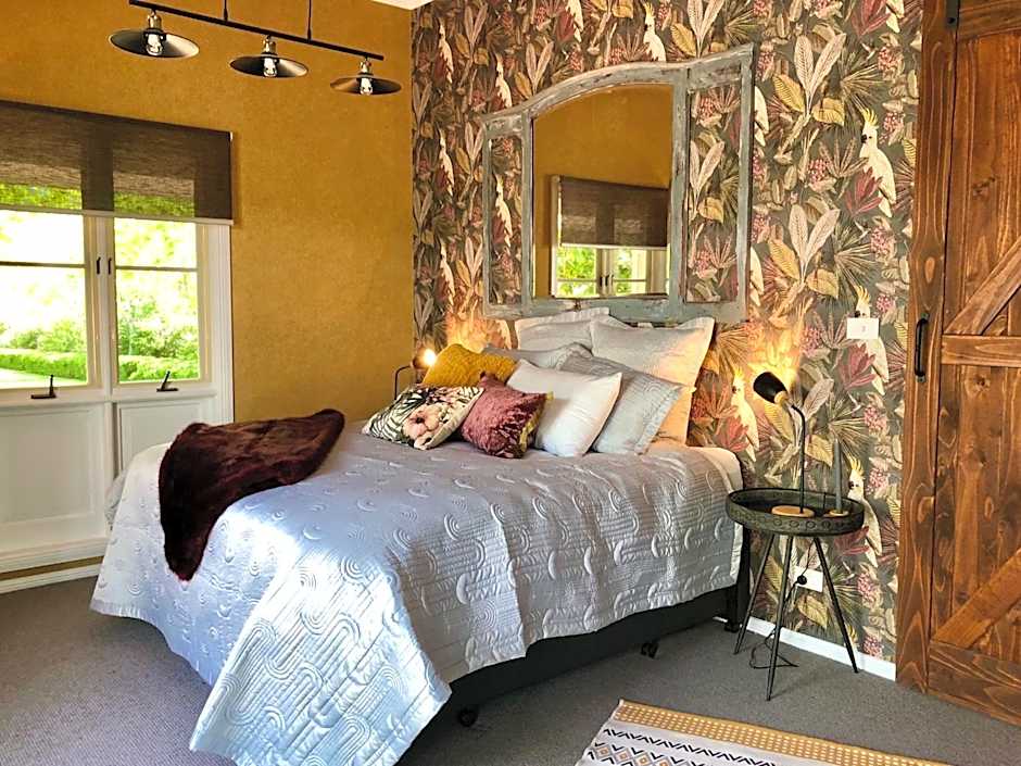 Chanticleer Gardens Barn cottage with a Pool