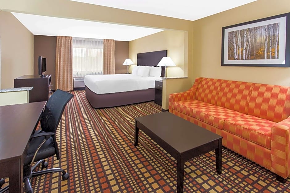 Days Inn & Suites by Wyndham Davenport East