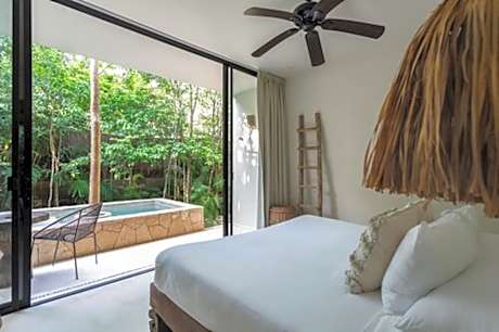 Tropical Room with Plunge Pool and Private Garden