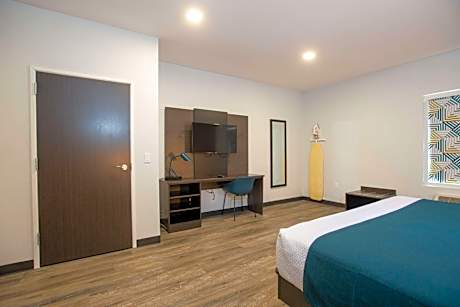 Deluxe King Room - Non-Smoking