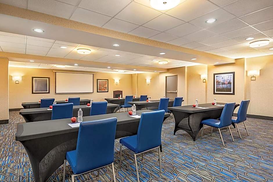 Holiday Inn Express Hotel & Suites Fredericksburg By IHG