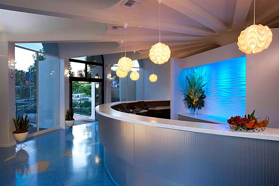 Howard Johnson by Wyndham Anaheim Hotel & Water Playground
