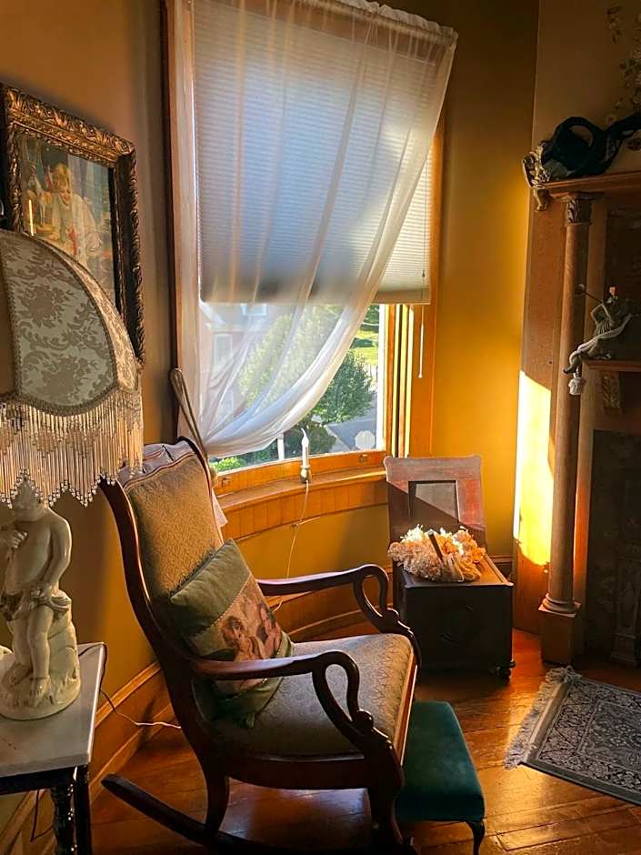 The Queen, A Victorian Bed & Breakfast