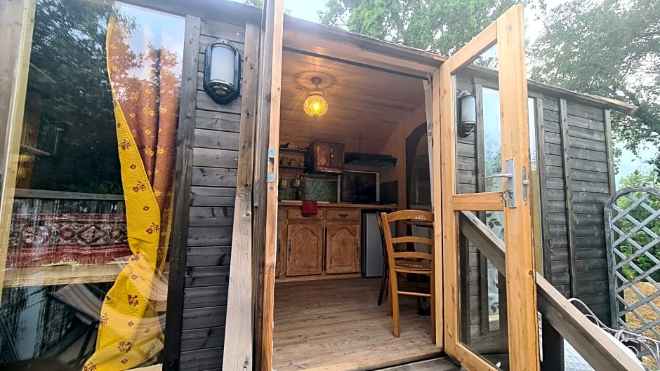 La roulotte au coeur du maquis