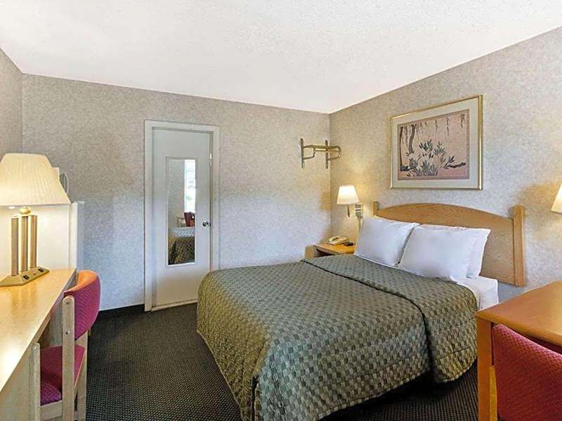 POCONO NIGHT LODGE