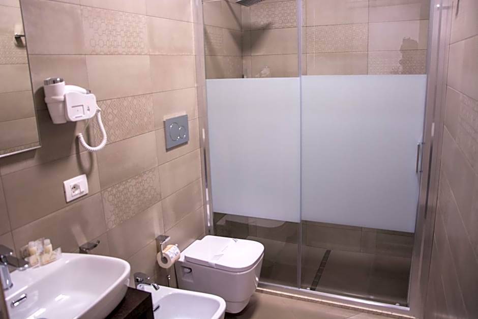8room hotel