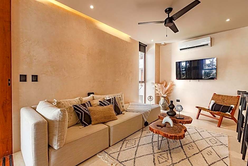 Luxe Jungle Apt 10min To Beach Hot Tub King