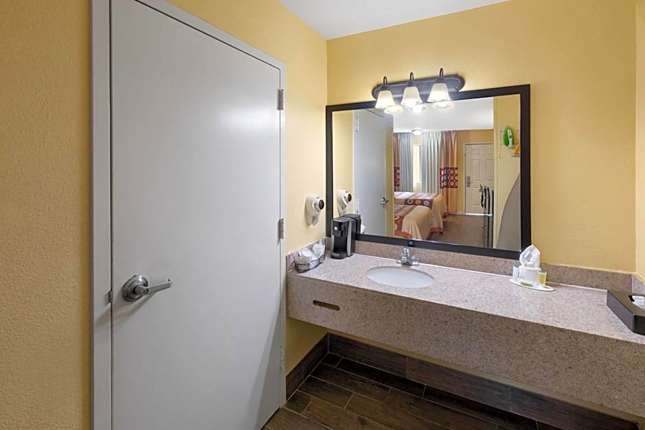 Super 8 by Wyndham Temple S. General Bruce