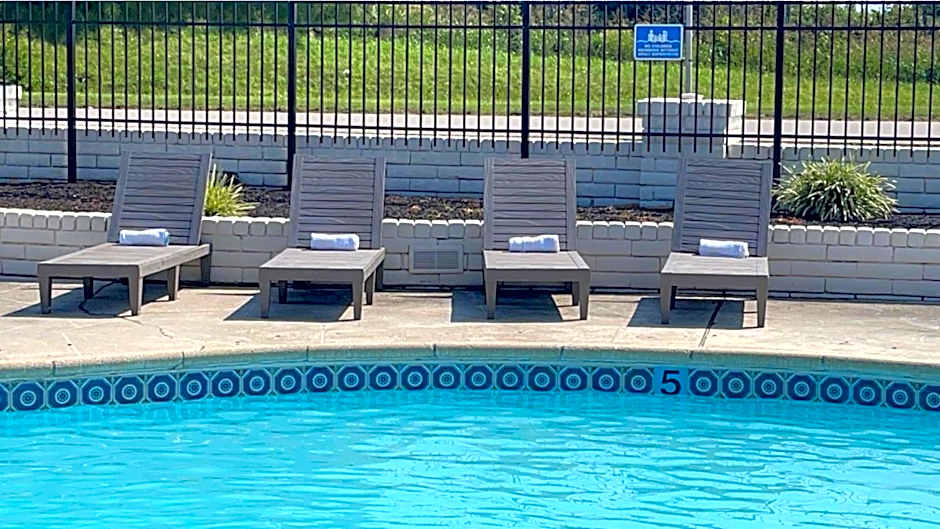 Clarion Pointe Richmond North Near University