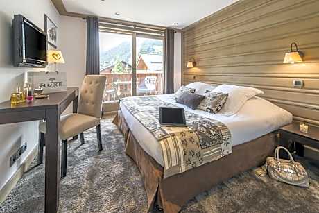 Double or Twin Room with Mountain View