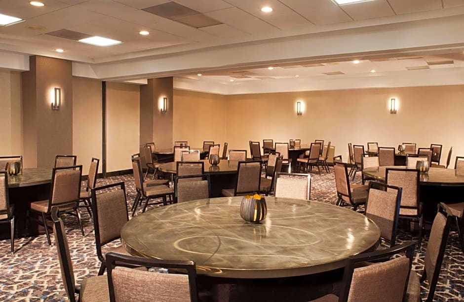 Embassy Suites by Hilton Dulles Airport