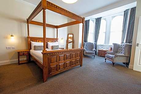 Double Suite with Poster Bed