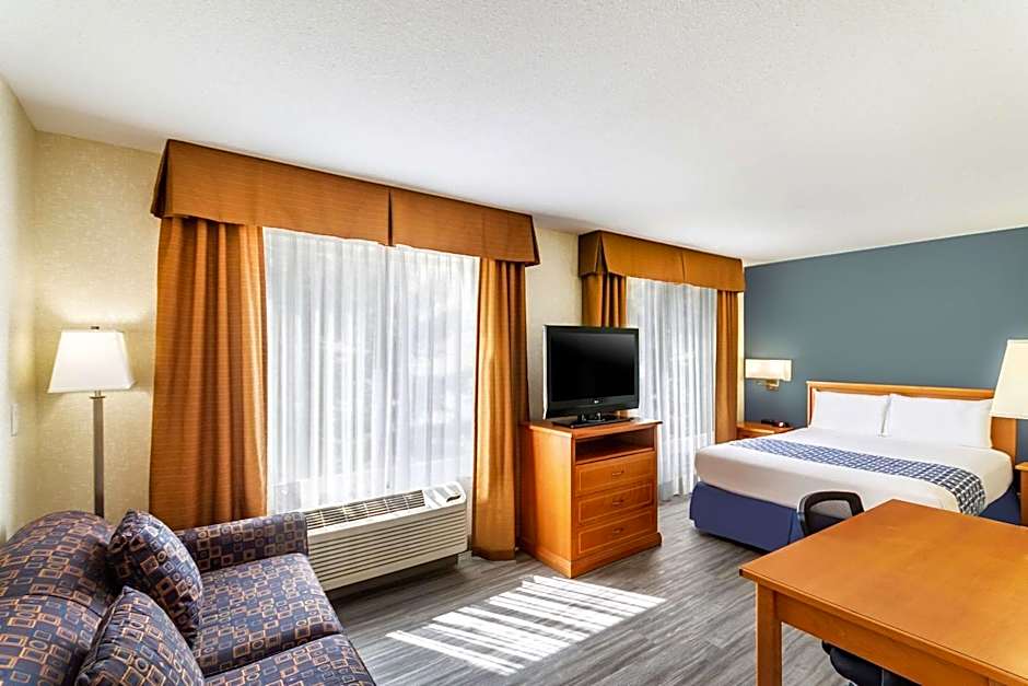 Econo Lodge Inn & Suites University