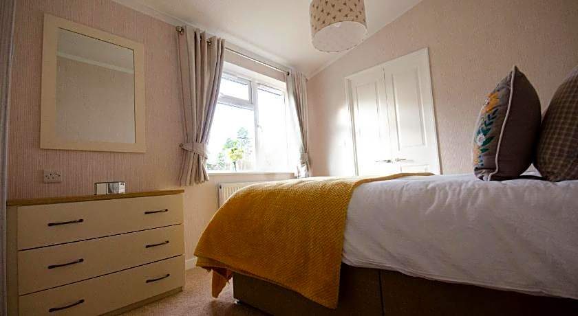 Hollicarrs - Bumblebee Lodge