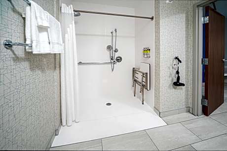 1 King Bed Mobil Accessible Tub