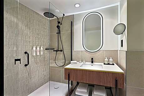 Executive, Family room, Bedroom 1: 1 King, Bedroom 2: 2 Twin
