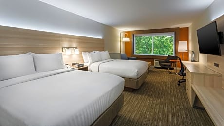 2 Queen Bed Suite Additional Living Area