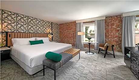1 KING BED HEARING ACCESSIBLE