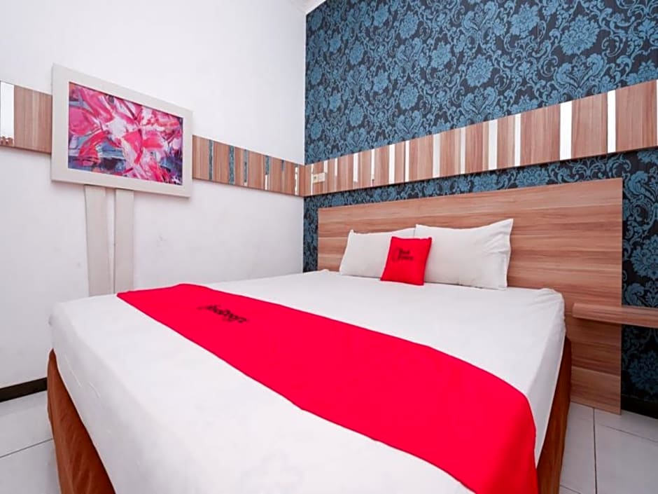 RedDoorz near Plaza Simpang Lima