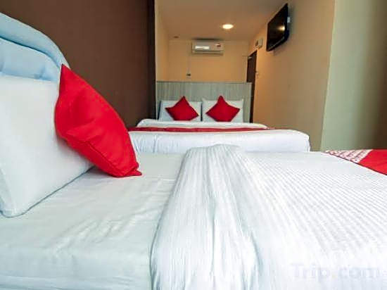 OYO 44078 The Island Hotel