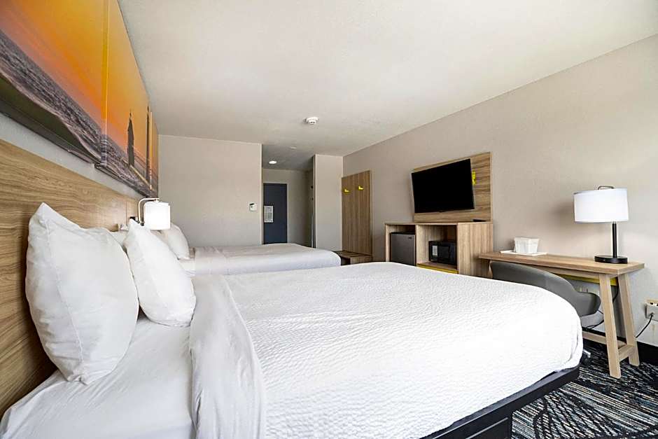 Days Inn & Suites by Wyndham Norton Shores/Muskegon