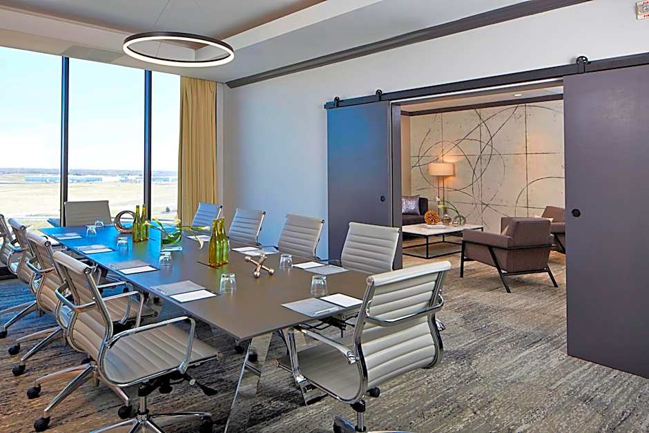 Renaissance by Marriott St. Louis Airport Hotel