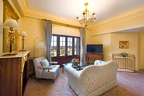 Twin Suite with City View and Balcony