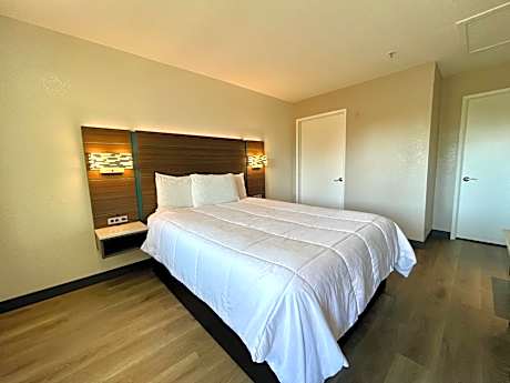 Queen Room - Non-Smoking