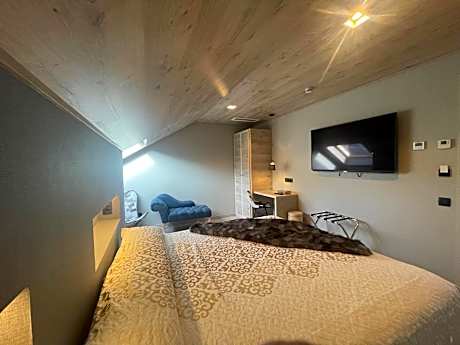 Deluxe Suite with Spa Bath