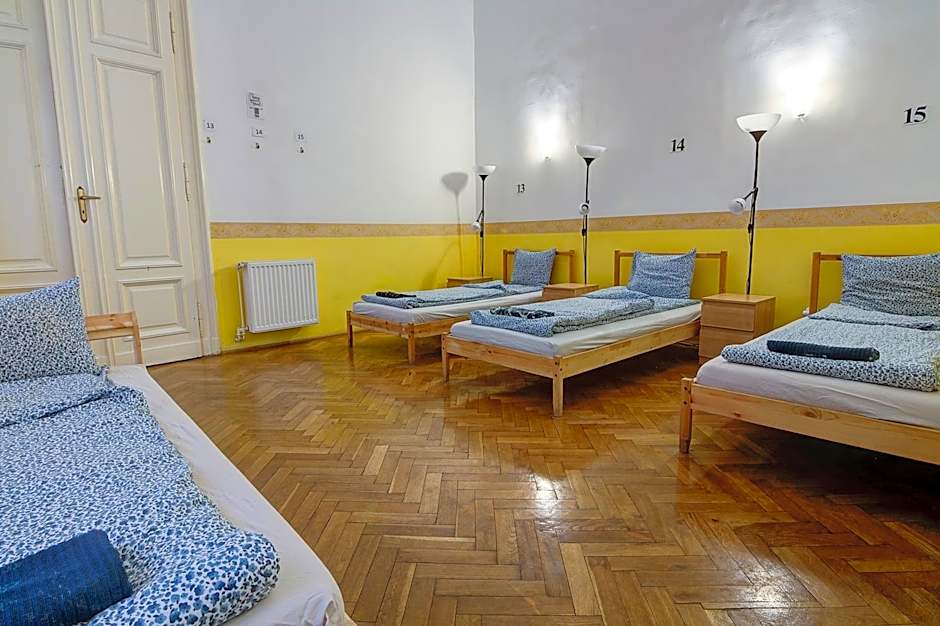 Pal's Hostel and Apartments