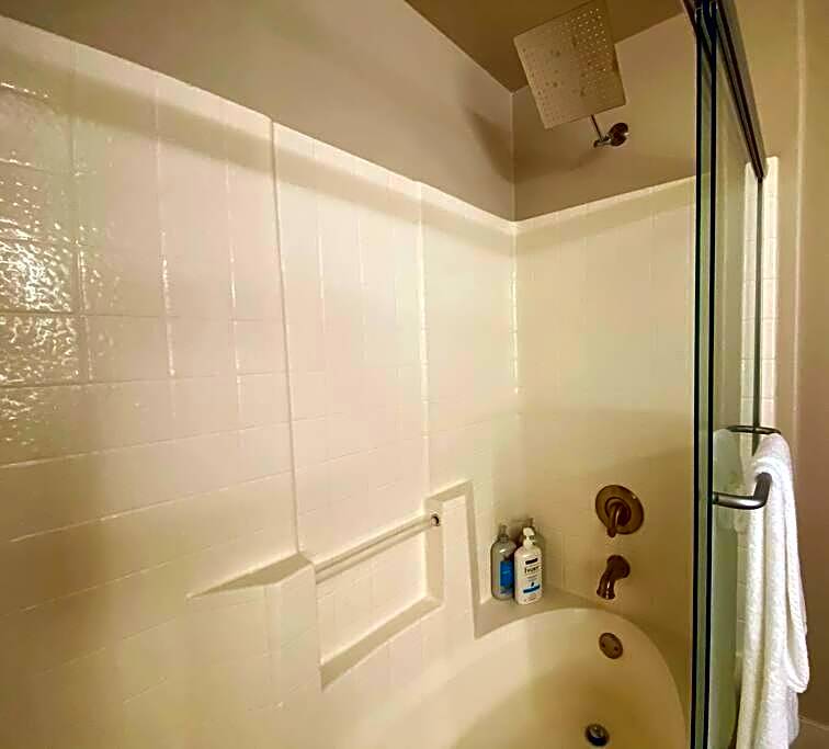 1 Bedroom XL Condo with King bed, Garden View, Parking Included